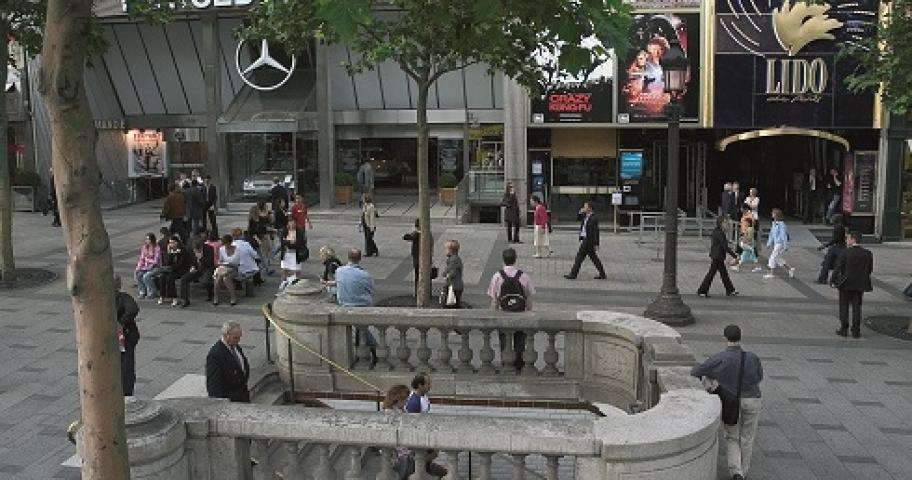 Le Lido ou le lieu culte du divertissement parisien