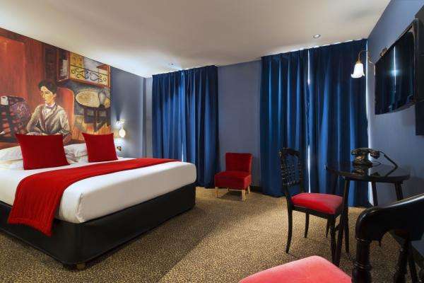 Try a Superior Room in the Hotel Les Theatres